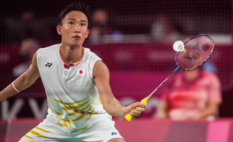 Kento Momota (Jepang) menyambut pengembalian. (Foto: BADMINTONPHOTO - Shi Tang)