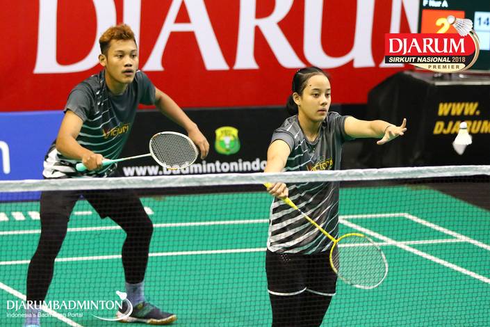 Asyhari Anhar/Inas Hasnaya (PB Victory Bogor) melepaskan serve.