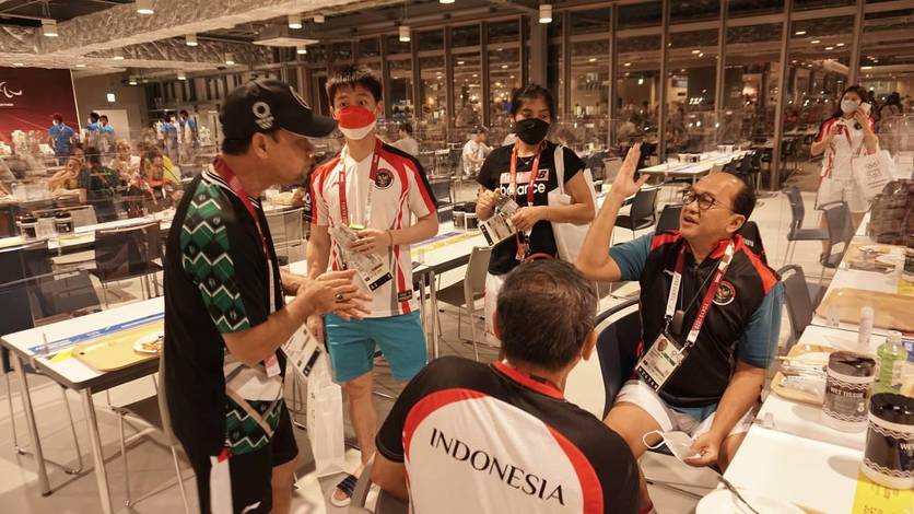 Tim bulutangkis Indonesia saat berada di ruang makan Perkampungan Atlet Olimpiade Tokyo 2020. (Foto: NOC)