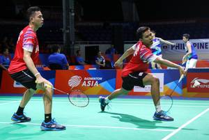 Fajar Alfian/Muhammad Rian Ardianto (Indonesia) menyambut pengembalian.