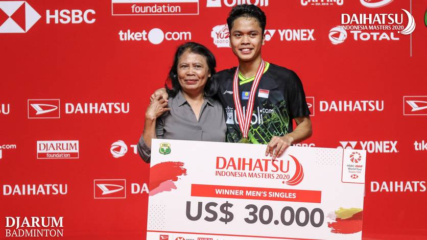 Anthony Sinisuka Ginting (kanan) dan sang ibunda berfoto bersama di podium juara Daihatsu Indonesia Masters 2020 BWF World Tour Super 500.