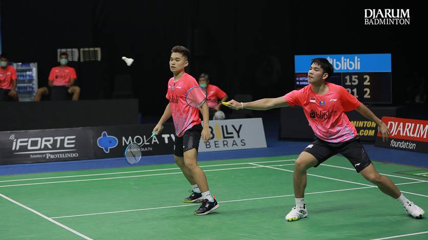 Daniel Marthin/Leo Rolly Carnando (Indonesia) mengembalikan shuttlecock.