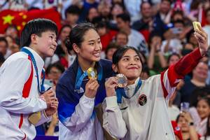 He Bing Jiao, An Se Young, & Gregora Mariska Tunjung (PBSI/Badmintonphoto/Mikael Ropars)