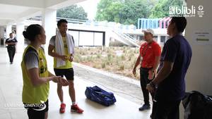 Kepala Pelatih Ganda Campuran Indonesia, Richard Mainaky (merah) saat memberikan arahan kepada Tontowi Ahmad/Winny Oktavina Kandow.