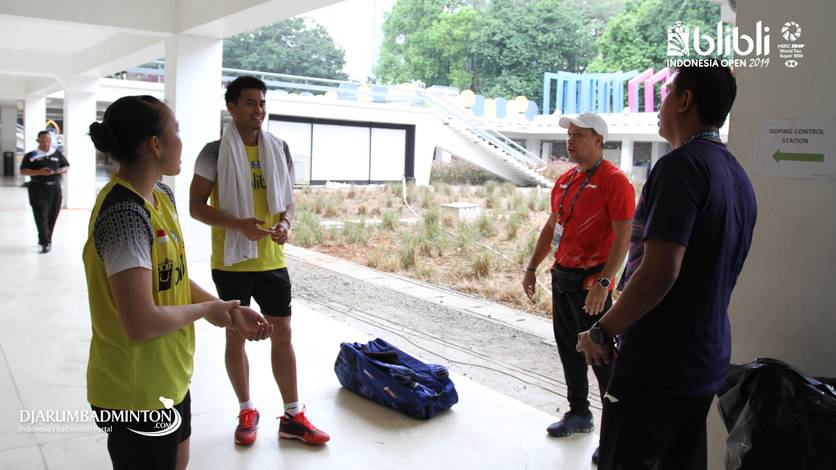 Kepala Pelatih Ganda Campuran Indonesia, Richard Mainaky (merah) saat memberikan arahan kepada Tontowi Ahmad/Winny Oktavina Kandow.
