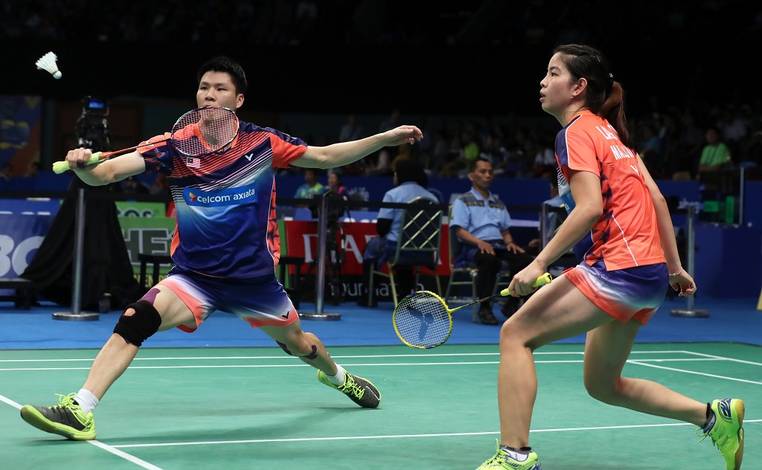 Ganda campuran Malaysia, Goh Soon Huat/Shevon Jemie Lai menyambut pengembalian. (Foto: BWF Badminton)