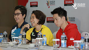 Pia Zebadiah Bernadet (tengah) saat menjawab pertanyaan di konfrensi pers.