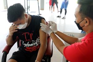 Pramudya Kusumawardana menjalani vaksinasi di pelatnas PBSI, Cipayung, Jakarta (Humas PP PBSI)