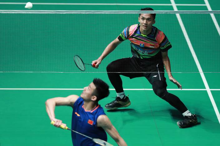 Jonatan Christie (Indonesia) bersiap menghadang pengembalian.