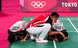 Kepala pelatih ganda putri Indonesia, Eng Hian (tengah) bersama Greysia Polii/Apriyani Rahayu. (Foto: BADMINTONPHOTO - Shi Tang)