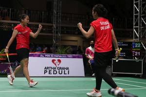 Selebrasi ganda putri DKI Jakarta Ruseli Hartawan/Nahlia Aufa di laga semifinal beregu PON Papua 2021 (PON PAPUA 2021/Hadi Abdulloh)