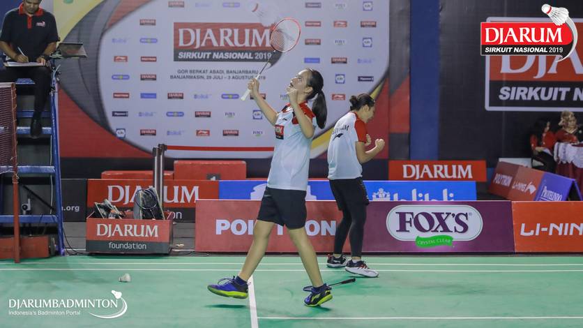 Selebrasi kemenangan Kelly Larissa/Sintia Dewi Yuliani (PB Djarum Kudus).