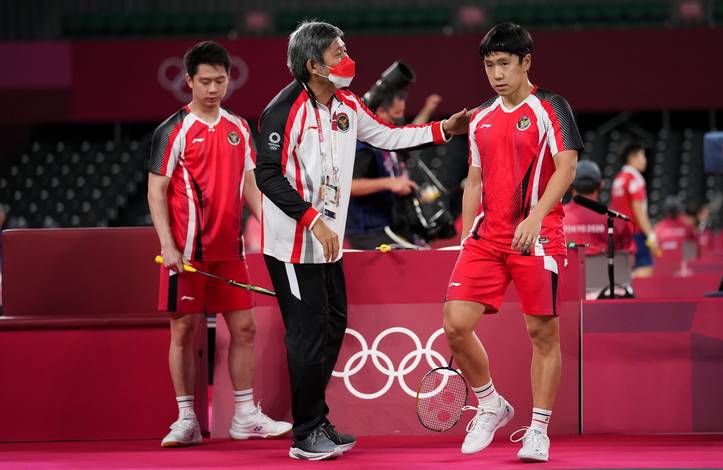 Kepala pelatih ganda putra Indonesia, Herry Iman Pierngadi (tengah) saat memberikan arahan kepada Kevin Sanjaya Sukamuljo/Marcus Fernaldi Gideon. (Foto: BADMINTONPHOTO - Shi Tang)