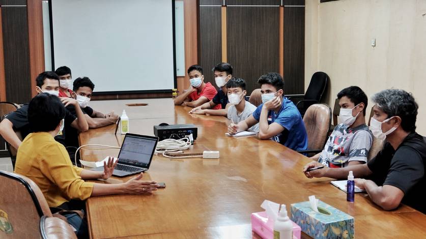 Tim tunggal putra Indonesia saat mendapatkan pengarahan dari dokter ahli gizi. (Foto: PP PBSI)