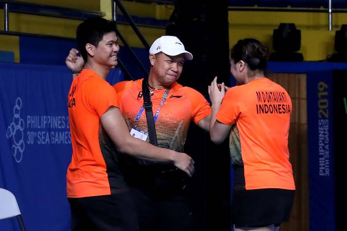 Selebrasi kemenangan Kepala Pelatih Ganda Campuran Indonesia, Richard Mainaky (tengah) dengan Praveen Jordan/Melati Daeva Oktavianti. (Foto: PP PBSI)