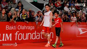 Kento Momota (Jepang) saat hendak memasuki lapangan pertandingan.