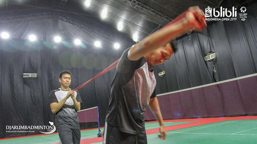 Hendra Setiawan dan M Ahsan melakukan pemanasan di Warming Up Hall