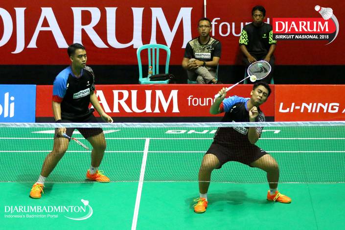 Syahrizal Dafandi Arafixqli/Syahrozi Dafandi Arafixqli (Pratama badminton Academy) menghadang pengembalian.