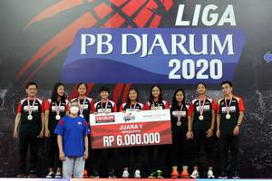 Juara 1 kategori beregu putri Liga PB Djarum 2020 dan para pelatih berfoto bersama usai penyerahan medali dan hadiah, Rabu (9/12) malam, di GOR Djarum, Jati, Kudus, Jawa Tengah.