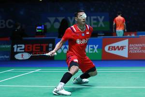 Jonatan Christie (Indonesia) bersiap menghadang pengembalian.