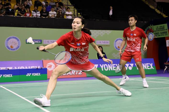 Hafiz Faizal/Gloria Emanuelle Widjaja (Indonesia) menyambut pengembalian. (Foto: PP PBSI)