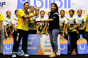 Susy Susanti (Kanan) Menyerahkan Trofi 'Susy Susanti' Kepada Tim Putri U-19 Jaya Raya Jakarta