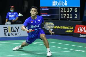 Jonatan Christie (Tim Rajawali) bersiap menghadang serangan.