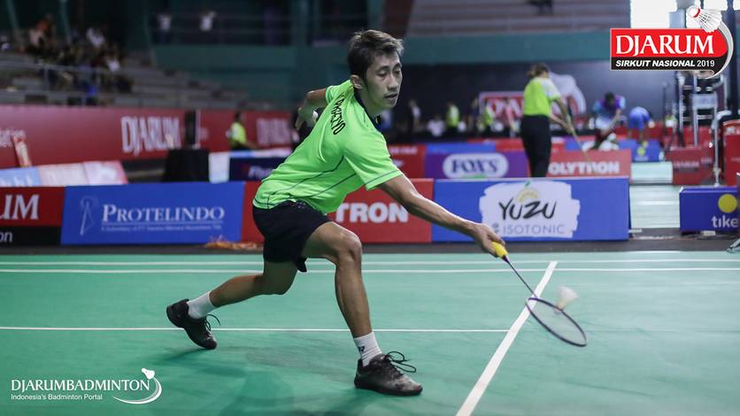 Wisnu Yuli Prasetyo (PB Pertamina Fastron) mengembalikan shuttlecock.