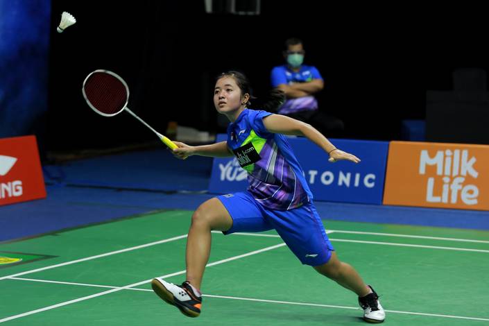 Asty Dwi Widyaningrum (tim Harimau) menyambut pengembalian.