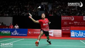 Anthony Sinisuka Ginting (Indonesia) menyambut pengembalian.