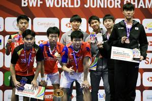 Tiga podium teratas ganda putra pada Kejuaraan Dunia Junior 2022 (Humas PP PBSI)