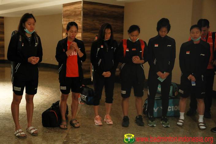 Tim putri Indonesia berdoa sebelum bertanding.