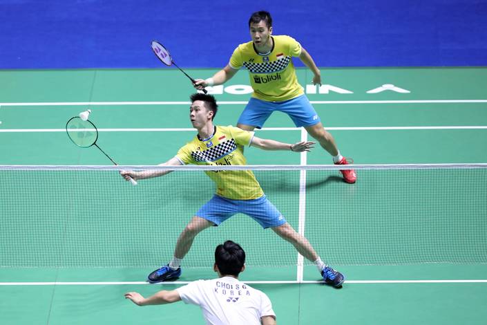 Kevin Sanjaya Sukamuljo/Marcus Fernaldi Gideon (Indonesia) mengembalikan shuttlecock.