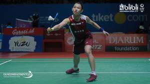 Tunggal putri nomor satu dunia asal Taiwan, Tai Tzu Ying mengembalikan shuttlecock.