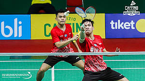 Leo Rolly Carnando/Daniel Marthin (Indonesia) mengembalikan shuttlecock.