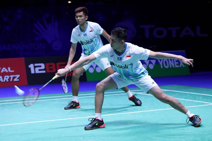 Fajar Alfian/Muhammad Rian Ardianto (Indonesia) mengembalikan shuttlecock.