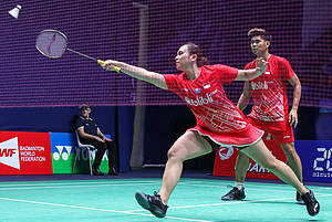 Praven Jordan/Melati Daeva Oktavianti (Indonesia) mengembalikan shuttlecock.