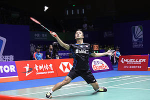 Anthony Sinisuka Ginting mengembalikan shuttlecock.