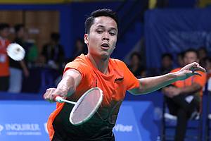 Anthony Sinisuka Ginting (Indonesia) mengembalikan shuttlecock.