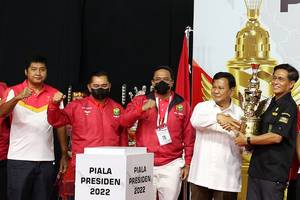 Basri Yusuf menerima Piala Presiden 2022 dari Prabowo Subianto (Djarum Badminton)