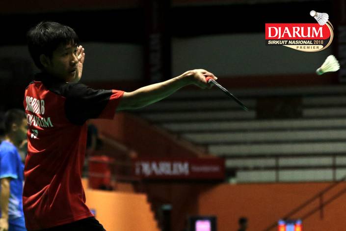 Bagas Kristianto Nugroho (PB Djarum Kudus) menyambut pengembalian.