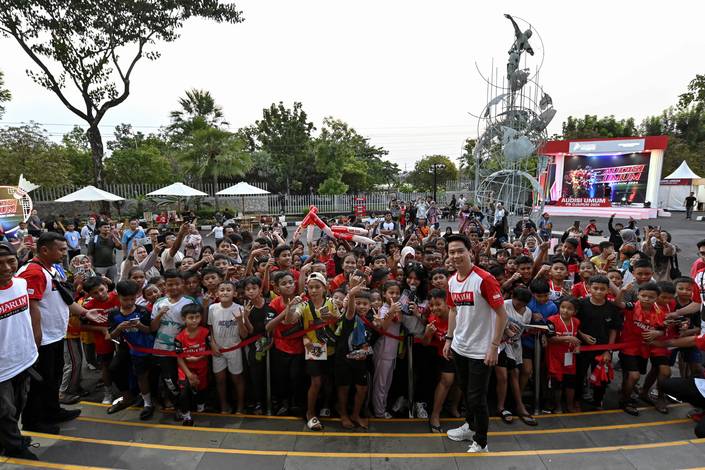 Kevin Sanjaya dan para peserta Audisi Umum PB Djarum 2024 (Dok. PB Djarum)