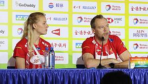 Pelatih Tim Denmark, Kenneth Jonassen (kanan) dan Mia Blichfeldt saat konfrensi pers, Sabtu (18/5).