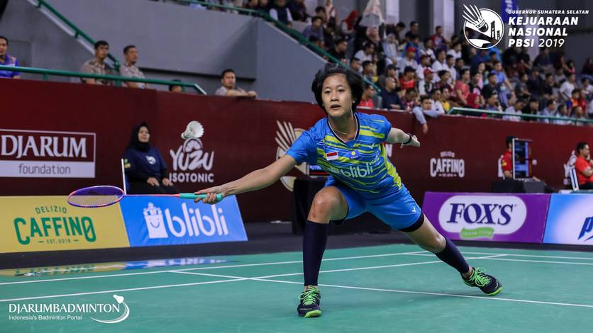 Putri Kusuma Wardani bersiap menghadang serangan.