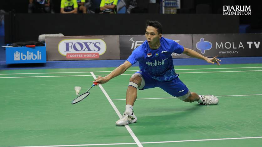 Tunggal putra Indonesia, Jonatan Christie mengembalikan shuttlecock.