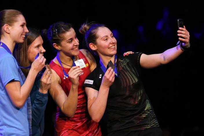 Para Juara Tunggal Putri Melakukan Selfie di Podium (foto: Badminton Europe)