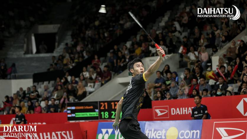 Shesar Hiren Rhustavito (Indonesia) mengembalikan shuttlecock.