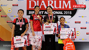 Maria Septiana Wandini Pramesti (kanan) di podium juara Djarum Sirnas Sulawesi Selatan Open 2018.