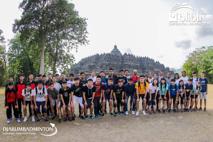 Para peserta mancanegara Blibli Superliga Junior 2018 berfoto di depan Candi Borobudur.