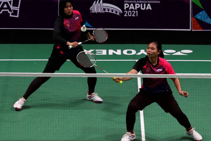 Pasangan Bengkulu Annisa M/Aisyah N dalam pertandingan grup beregu putri PON Papua 2021 di GOR Waringin, Abepura, Jayapura (PON Papua 2021/Hadi Abdulloh)